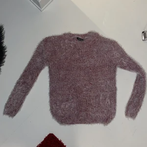 Röd o vit stickad tröja - Gullig röd o vit stickad tröja som jag köpte i Paris men använde aldrig