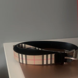 Burberry bälte - Ett otroligt snyggt burberry bälte, tyvärr i lite slitet skick ca 7/10, kvitto ingår