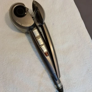 Babyliss Curl Secret Ionic C1100E - https://lyko.com/sv/babyliss-paris-accessories/babyliss-curl-secret-ionic-c1100e-1  Nypris 1189:- säljes oanvänd för 699