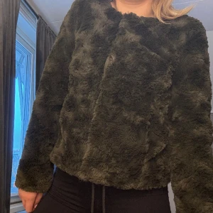 PÄLSJACKA - Jättefin pälsjacka från vero moda. Tveka inte att fråga om ni undrar något eller har ett eget prisförslag