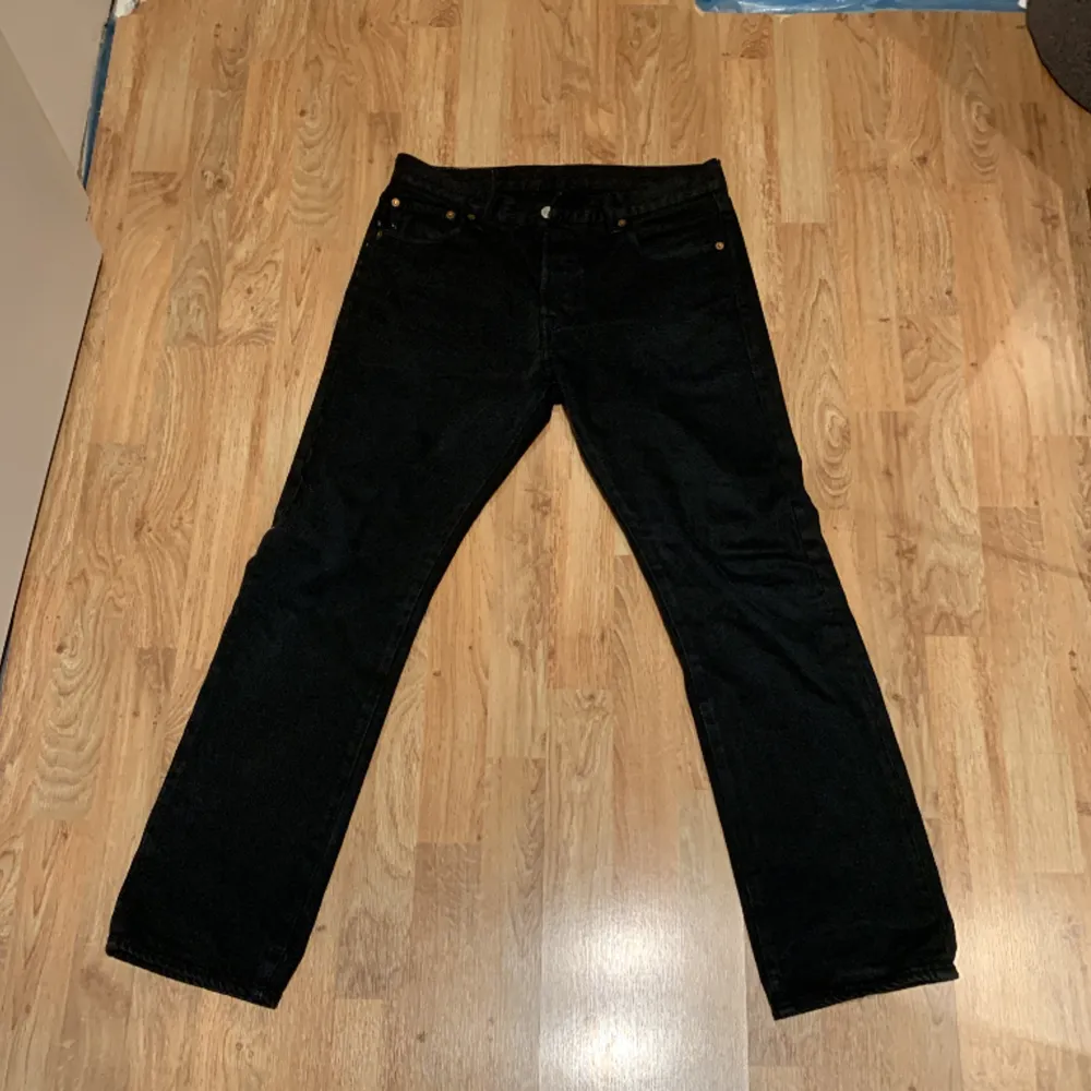 Svarta jeans i nyskick från Levi’s. Strlk W30 L30. Nypris 1300kr💸🍾💴. Skriv vid funderingar!💪⚡️🎉. Jeans & Byxor.