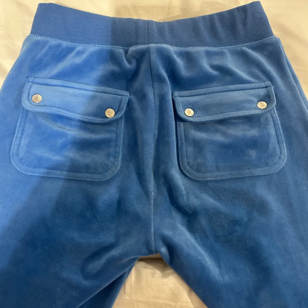 blåa juicy couture byxor i färgen regatta🩷 bra skick. tvättar de innan jag skickar! . Jeans & Byxor.
