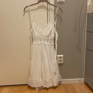 Strandklänning - Jättefin klänning man kan ha på sommaren över bikini eller bara sig självt! Har aldrig används och lappen är kvar. Origanpriset var 18 euro för är köpt i Italien. Står ingen storlek men passar som en XS/S. Pris kan diskuteras!