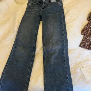 Blåa jeans från only, raka men ser bootcut ut på. Stora i storleken