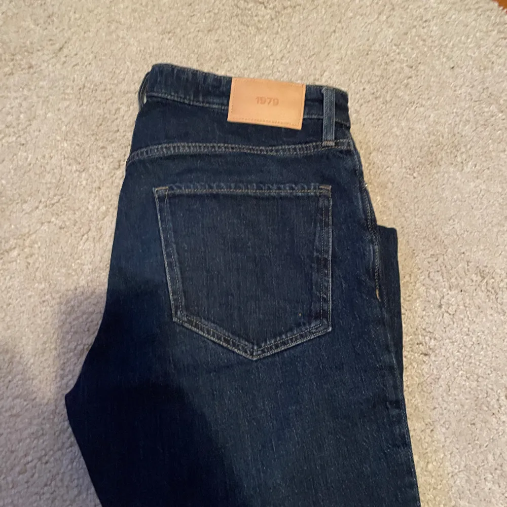 Säljer nu dessa jeans då jag inte använder de mer. Använda typ 4 gånger. Passar mig som är 180 perfekt!! . Jeans & Byxor.