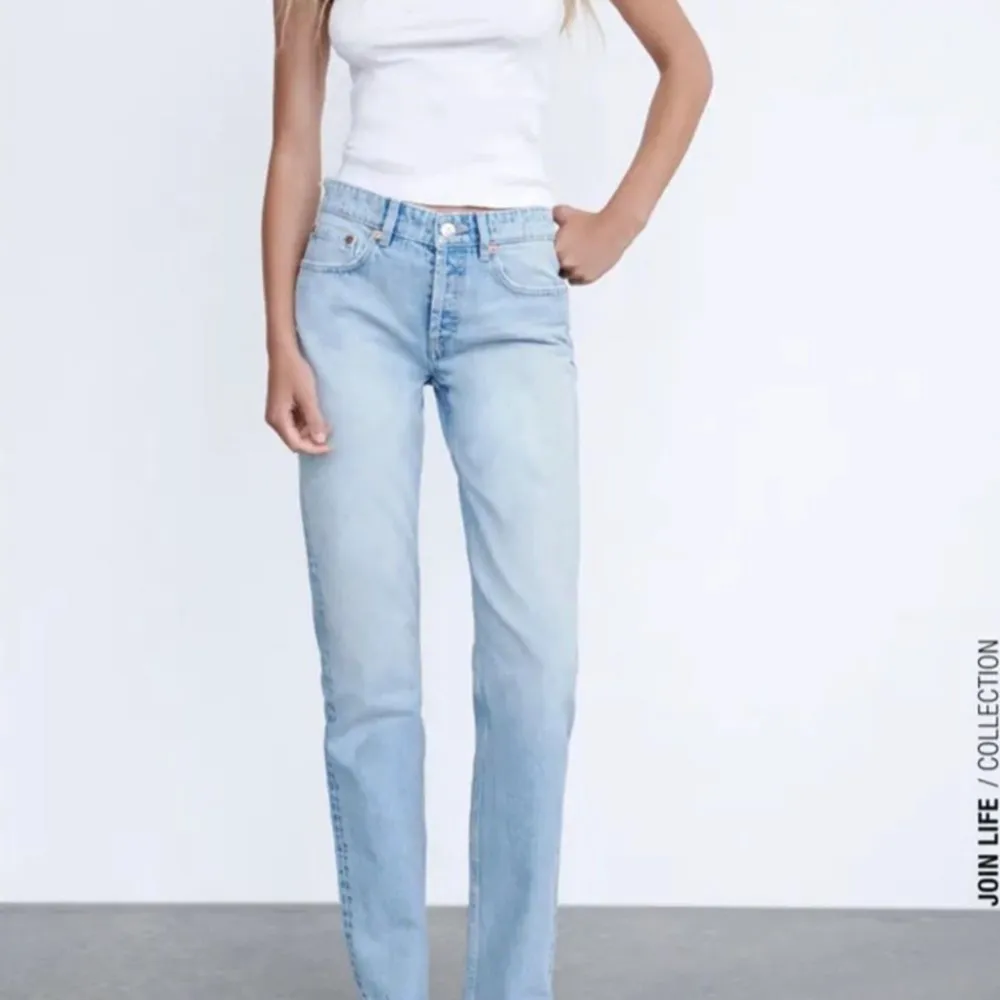 (Första bilden lånad) Säljer dessa ljusblå jeans från Zara som är helt slutsålda då dom är för små, därav lånad bild. Jeansen är i nyskick och har inga dekter. Ordinarie pris: 359kr mitt pris: 250kr🥰. Jeans & Byxor.