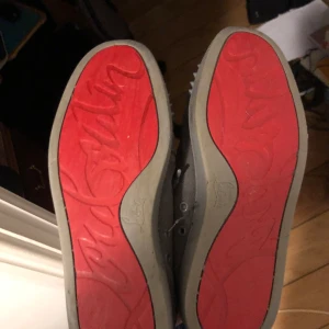 Christian Louboutin skor - Hej säljer mina Louboutin skor då dem är för små och slitna därav det billigare priset kontakta mig för frågor.