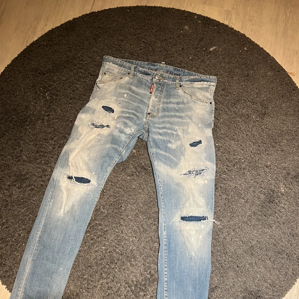 Dsquared 2 jeans, säljes för jag bytt stil, skick 7/10 eftersom att det finns slitning på bakfickan. Kostar 5800 kr nya och de är såklart äkta, tags följer med. Jeans & Byxor.