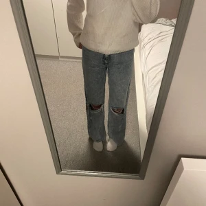 Monki Jeans - Ljusblåa high waist jeans från monki. De är vida ben och hål på knäna. Storleken är 25 (enligt mig XXS). Skriv gärna till mig för mått eller andra frågor. Pris kan diskuteras! 
