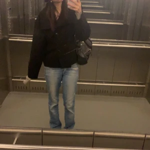 Gina Tricot - En svart jacka från Gina Tricot bra för hösten och våren storlek s säljer då jag äger många jackor 