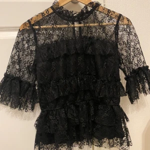 svart blus - jättefin svart blus från bubbleroom, aldrig använd. storlek M men en aning liten så passar S/M. jättefin att ha på fest eller liknande💕 köpt för 499kr