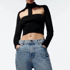fin topp - fin topp från zara. perfekt till fest! finns inte länge att köpa💞inte använd så mycket!