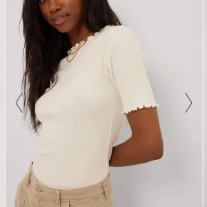 Vit tshirt - En vit ribbad tshirt från nakd i storlek xs med lappen på. Helt oanvänd. 