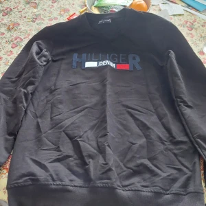TOMMY H  TRÖJA (kopia) - Fin TH tröja  storlek; M