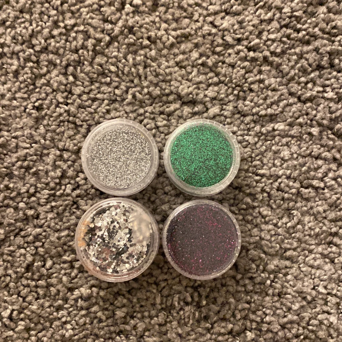 Fyra st glitter burkar med glitter i 