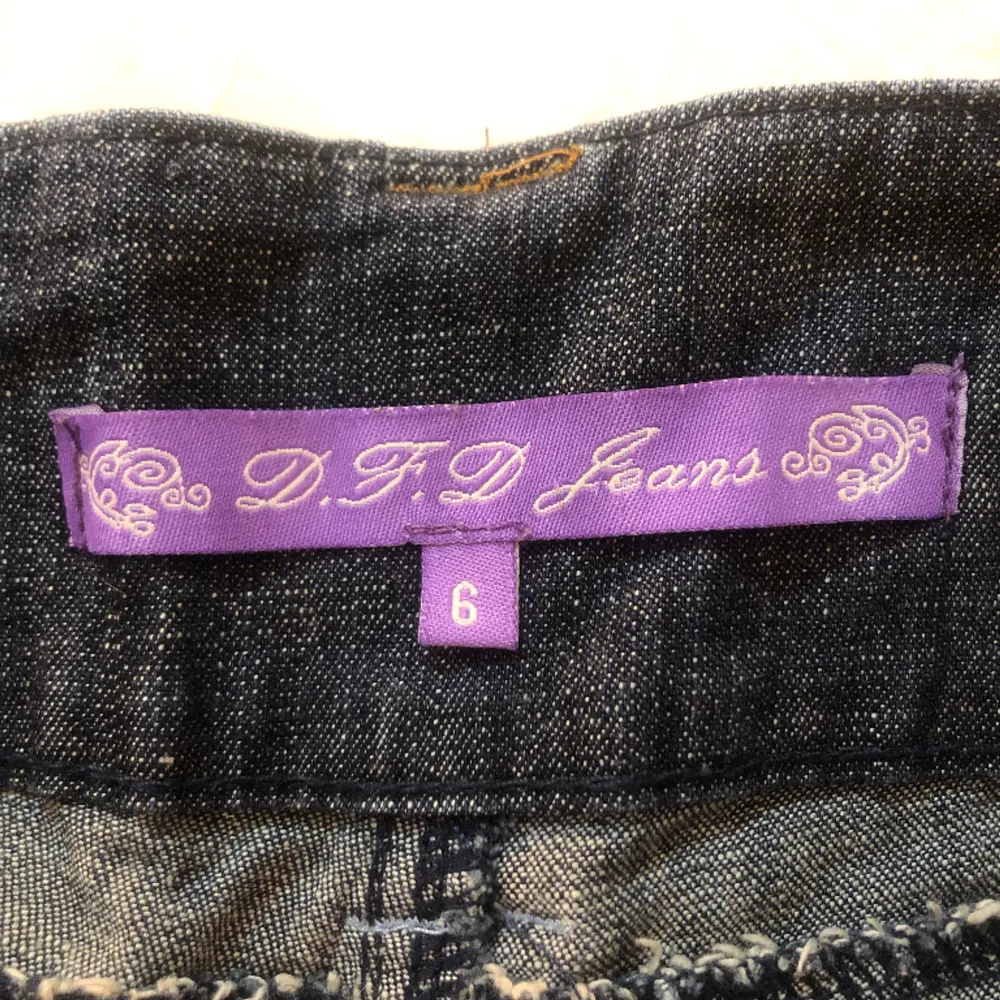 Såå fina lowwaist jeansshorts från märket D.F.D Jeans som tyvärr är för små för mig 🤍 Storlek: 6 Midjemått: 68, Passar XS eller XXS 🤍 Skriv ifall du har frågor!. Shorts.