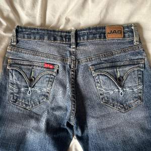 Lågmidjade coola jeans som passar någon som är 160. 