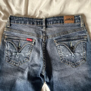Jeans - Lågmidjade coola jeans som passar någon som är 160. 