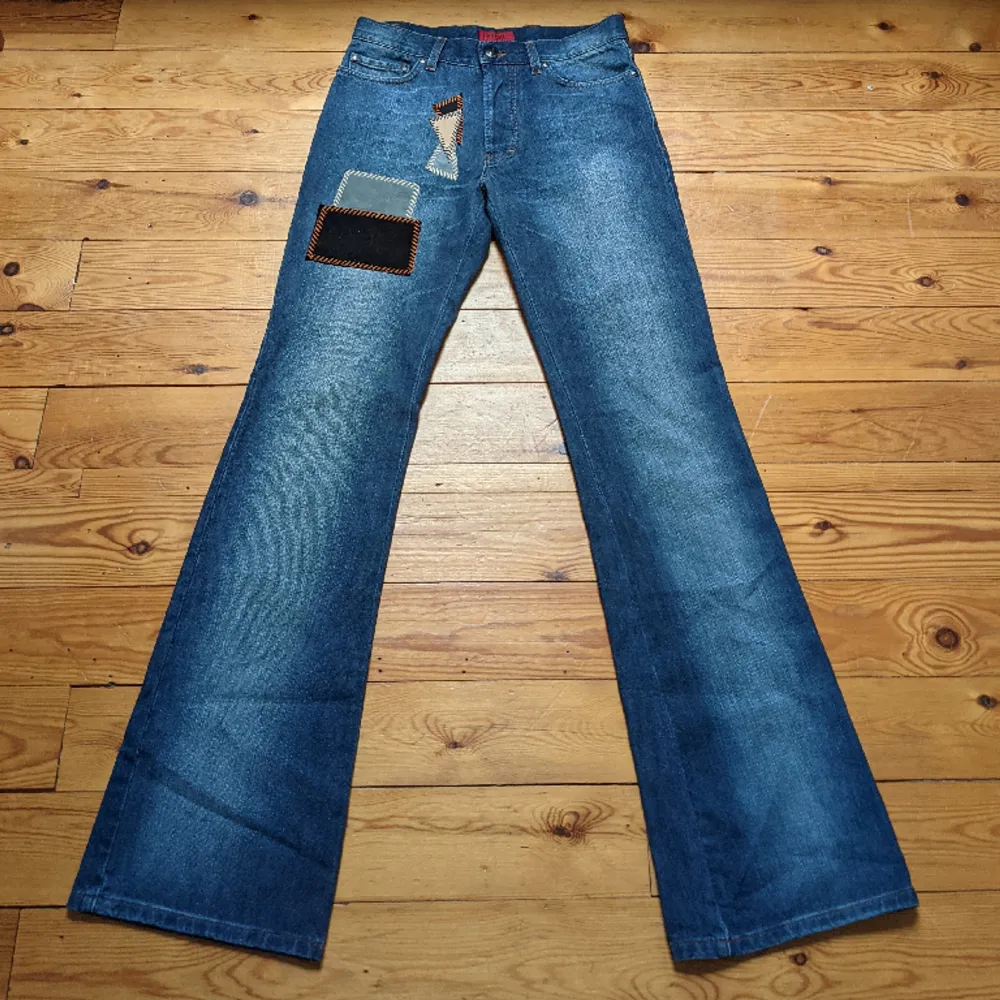 Ett par bootcut Hugo boss jeans med snygga patchwork detaljer i fint skick, säljer då de inte passar mig :( Storlek: 29/34. Jeans & Byxor.
