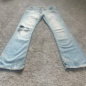 Säljer ett par jättefina och trenduga jeans med hål i! Storlek: 36 W30L30 midjemått: 78 cm innerbenslängd: 77 cm