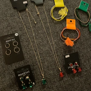 Smyckes set  - 2 ser med halsband o örhängen 1 pkt örhängen 2 armband