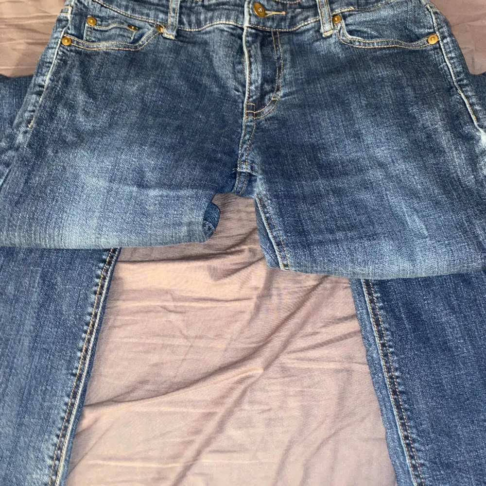 Lågmidjade jeans, köpte secondhand! Sjukt snygga och inte använda så mycket, bra kvalitet🥰 Vet inte märket, därav priset :). Jeans & Byxor.