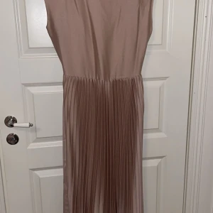 Dusty-rosen färgad midiklänning i silkes material! - Klänningen är i ett tjockt silkes material. Använd 2 gånger och inga defekter! Pris kan diskuteras. :) Köparen står för frakt