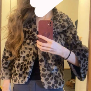 Leopard pälsjacka - Såååä fin och trendig pälsjacka och har trekvartsärmar, aldrig använt ute bara hemma och är i bästa skick 