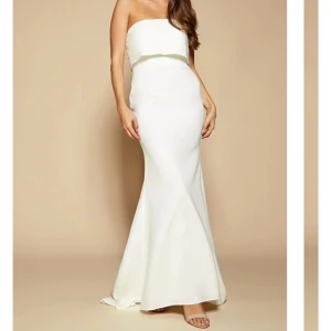 Balklänning  - Superfin balklänning från Jarlo London. Klänningen är i storlek 38, men är insydd i midjan, så skulle säga att den motsvarar en 36 i storlek❣️Klänningen är endast testad, så prislappen är kvar. Nypris 2150kr