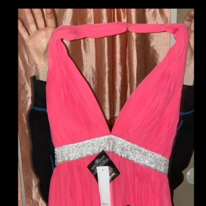 Balklänning  - Ny balklänning med lappar kvar. Endast testad Nypris ca 500-600