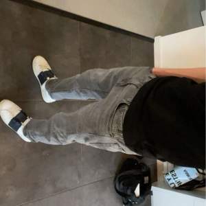 Levi’s jeans i modellen 502👖 Nyligen köpta från hemsidan för 1200kr Använda cirka 3 gånger👌🏼 Storlek W28/L32