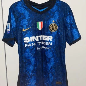 Inter hemmaställ 2021/22kit  - Säljer detta oanvända Inter hemmastället från 2021/22. Storlek M passar även S perfekt.  Hör av er vid intresse bara till att skriva till mig. 