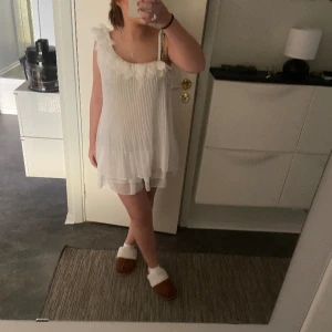 Student klänning  - Säljer nu denna klänningen då jag inte använder den, det finns ingen lapp men jag skulle säga att den är i s/m!! Det tjocka bandet är insytt så det är lite mindre med det går att sprätta upp!! Skriv för fler funderingar💞