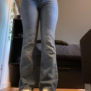 Bootcut jeans  - jättefina bootcut jeans från gina tricot! midja: 37cm, innerbenslängd: 83cm. passar S/M, köpta för 599kr original pris. modellen säljs ej längre, mid/high waist! säljer då de är för små för mig🙏 använd gärna köp nu! 