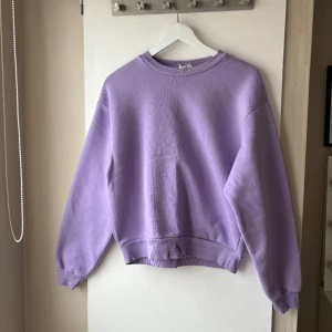 Lila collegetröja  - Använd 1-2 gånger fint skick väldigt skön tröja, säljer pågrund av för lite storlek.