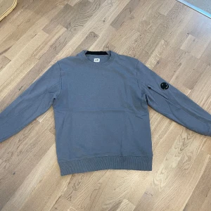 CP company tröja - Säljer denna feta Cp company tröja för att den inte kommer till användning. Storlek M. Skick 8/10. Pris kan diskuteras 