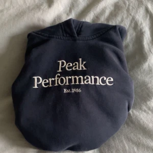 Peak performance hoodie - Säljer denna hoodie då jag inte använder den längre. Fint skick och inga defekter. Köpt för 500kr.