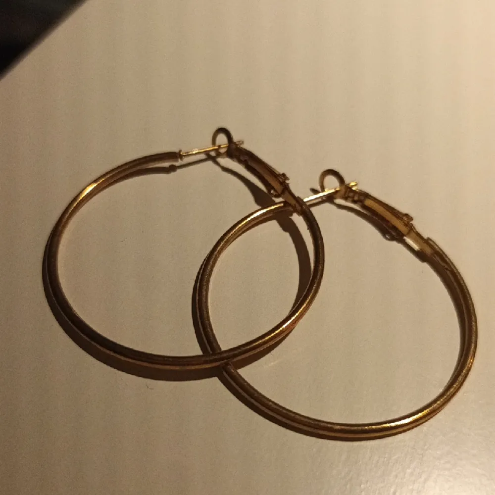2 pack guldiga örhengen, super fina och skulle säga att skicket är okej dom har inte rostat men man får själv avgöra på bilderna!!😃. Asusteet.