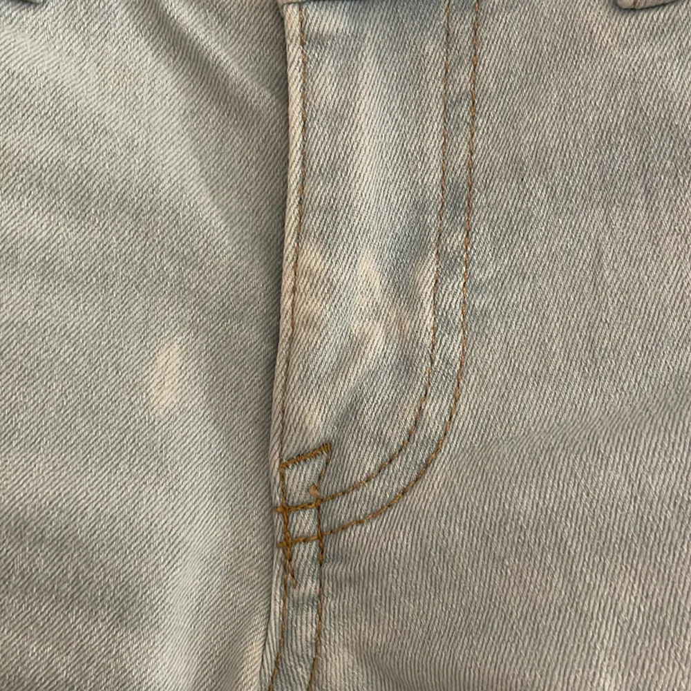Ett par super snygga ljusblå jeans från hm🩵nypris: 399kr. inte mycket använda, mycket bra skick! Köparen står för frakt. (Lite missfärgade fläckar som man ser på bild 2, men inget man märker).. Jeans & Byxor.