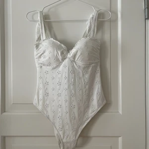 Vit baddräkt - Vit baddräkt från H&M i storlek 38. Ny med prislappar, aldrig använd. Vadderade kupor som är insydda. Bara att fråga om det är något du undrar! Kan mötas på Järntorget i Göteborg eller skicka, köparen står för frakt. 
