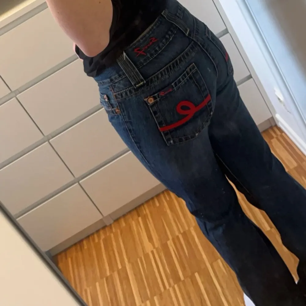 Supertrendiga lågmidjade bootcut jeans! Lite fransar längst ner på benen (se 3e bilden) men det är ju bara snyggt 😝 även hål i fickorna i fram men verkligen inget som stör 🫶trendigt röda på bakfickorna 😍 skriv för fler bilder eller vid frågor 😊. Jeans & Byxor.