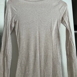 Beige intimissimi tröja - Långärmad tröja från Intimissimi. Storlek M, väldigt lite använd.