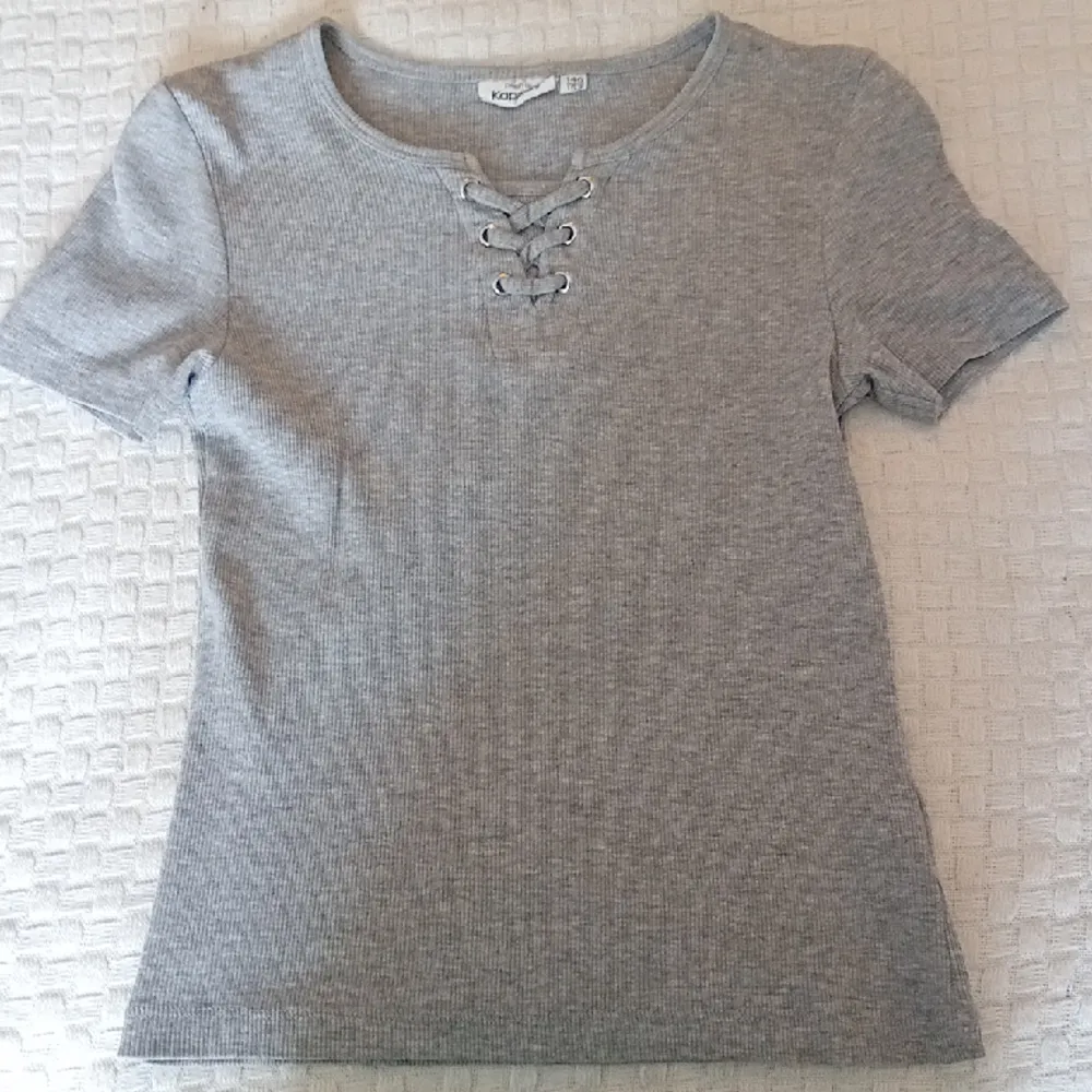 En fin grå T-shirt. Den är använd men fortfarande i väldigt bra skick🤩. T-shirts.