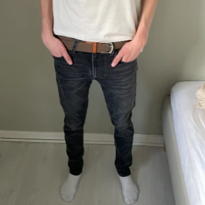 Nudie byxor  - Riktigt snygga svarta nudie byxor i mycket bra skick! Storleken är 29/32 Modellen på bilden 180cm Nypris: 1200kr Vårt pris: 350kr Skriv vid minsta fundering!