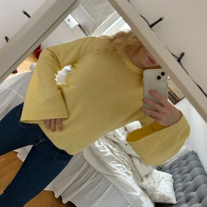 Stickad tröja  - Gul stickad tröja från NA-KD men köpt från Sellpy i storlek M 💛 Har en fläck på tröjan 