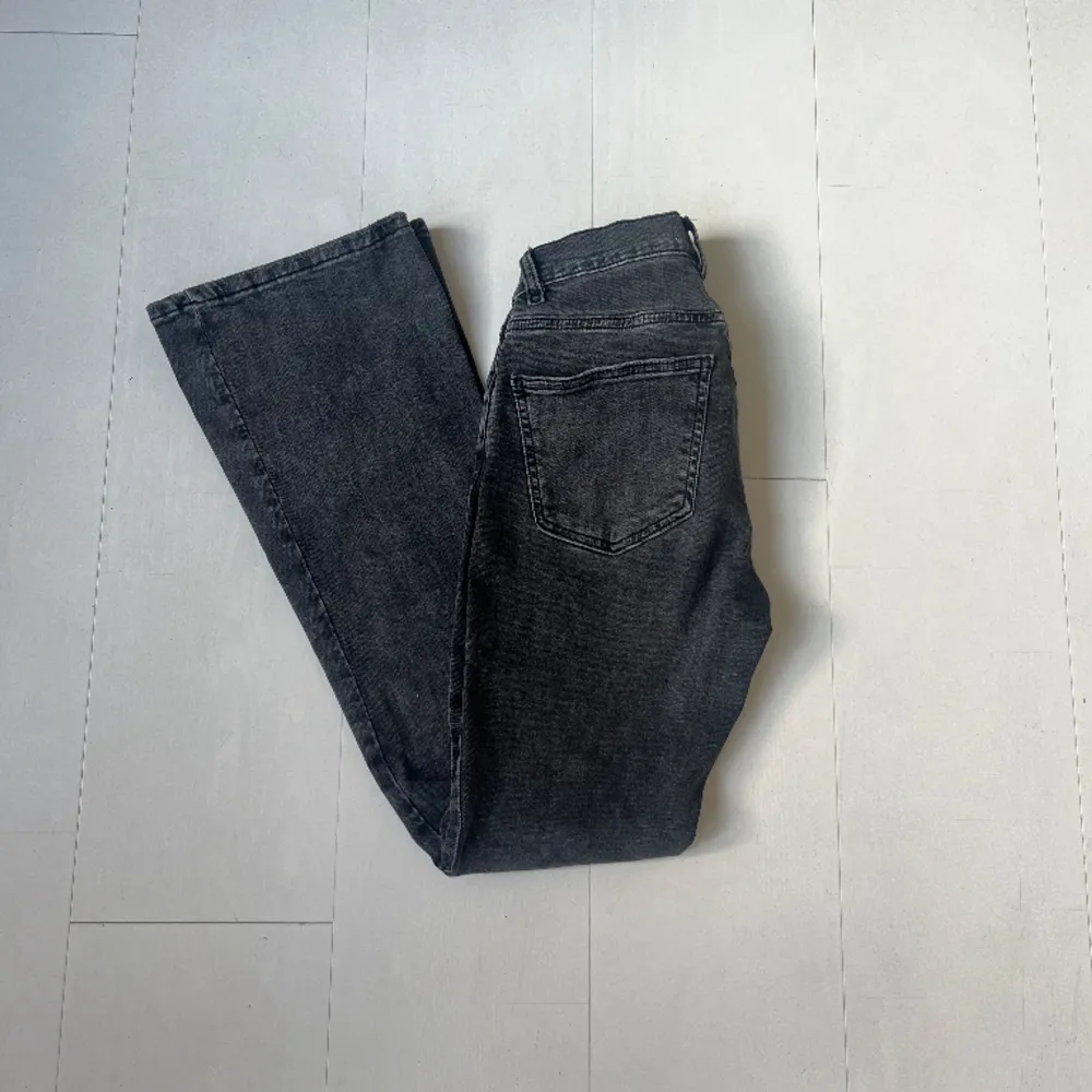 Säljer mina så snygga lowwaist ginatricot jeans!💗Nypris 499kr och jag säljer för 399kr.. Jeans & Byxor.