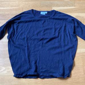 En mörkblå tröja från saint tropez i storlek s. Är använd men i fint skick. Från ett djur och rökfritt hem. 