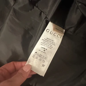 Äkta gucci jacka - Säljer denna då jag ej gillar den den har QR kod och rätt stygn fick den av min farbror den e hyfsat fräsh 9/10 sick Pris kan altid diskuteras 