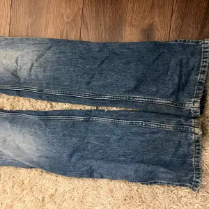 Hårdtvättade jeans mid waist. Jätte fina i bra skick lite söndriga längst ner men inget som syns. Säljer pga använder inte längre. 