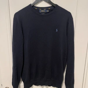 Ralph Lauren tröja - Perfekt skick, inga defekter eller skador. Slimfit pima cotton. Köp för endast 499kr
